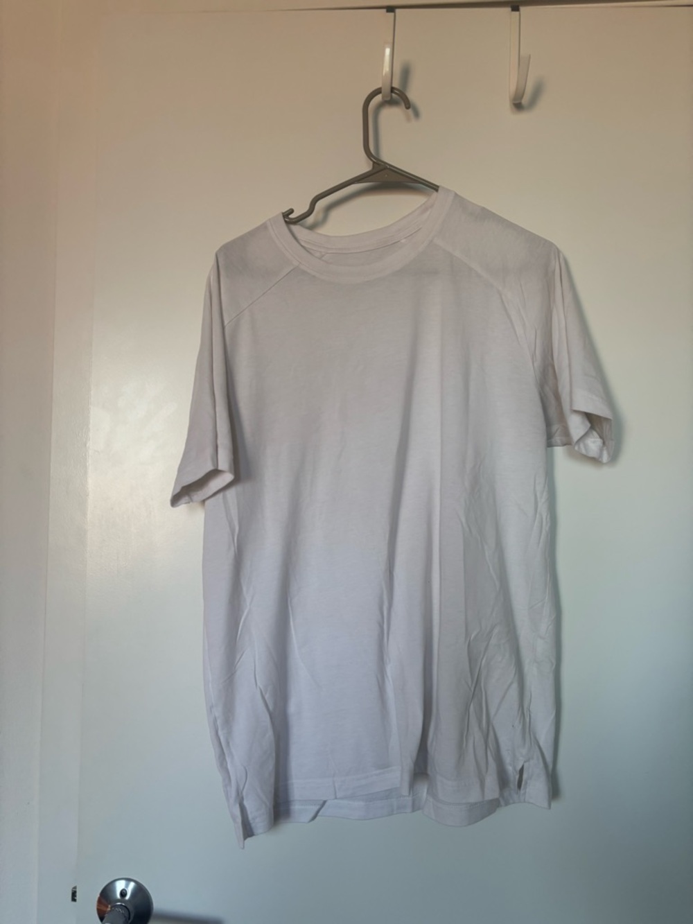 ALO Yoga Men’s Short Sleeve Crew Tee in White